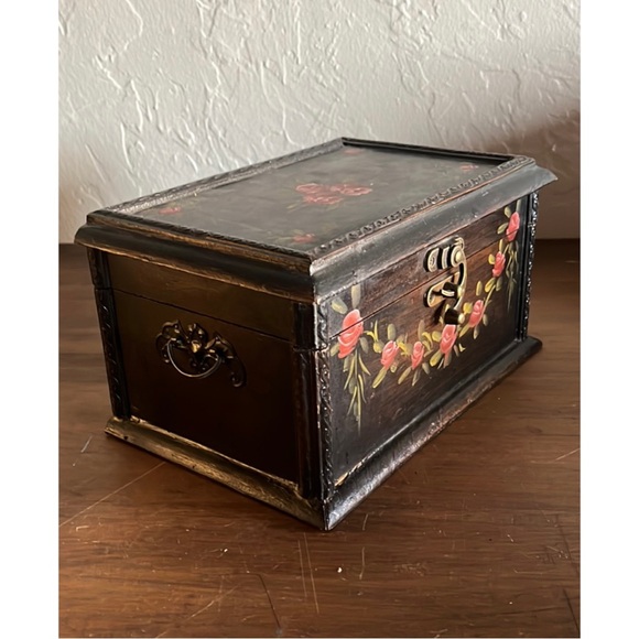 🌹💐Hand-Painted Folk Art Roses Floral Wooden Keepsake Box with Brass Latch🌹💐 - Picture 3 of 9